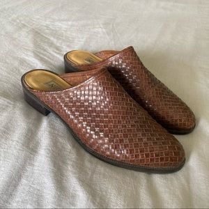 NICOLE leather slides